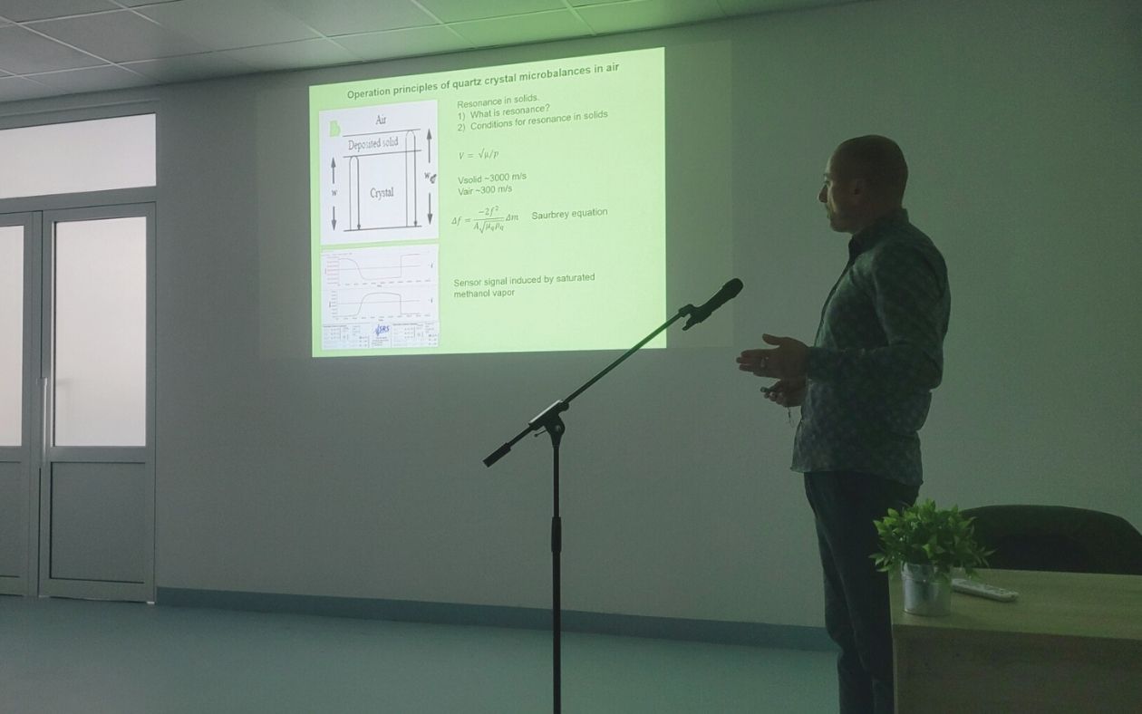Ученици от България, Чехия и Франция посетиха ИФТТ–БАН и се потопиха в науката за пиезоелектричните материали