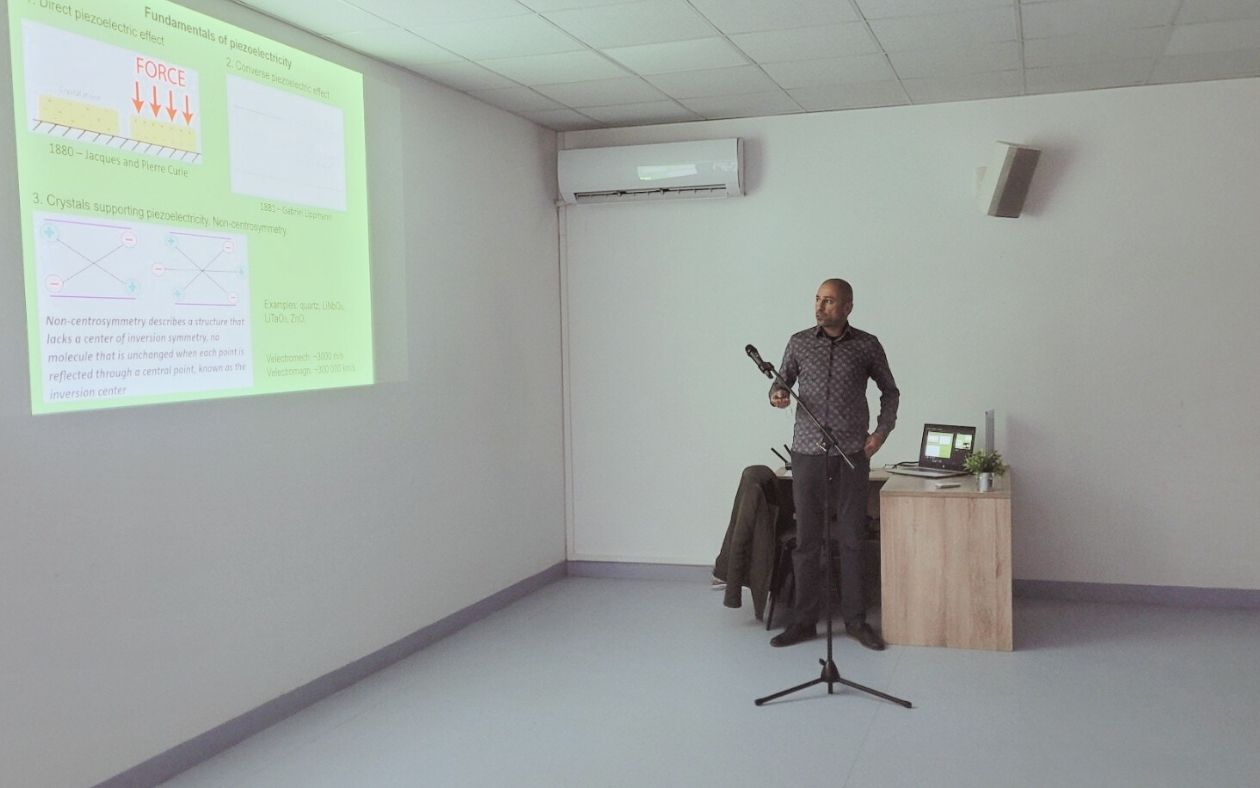 Научният секретар на ИФТТ-БАН и ръководител на лабораторията, доц. дфн Карекин Есмерян изнесе лекция на гостите.