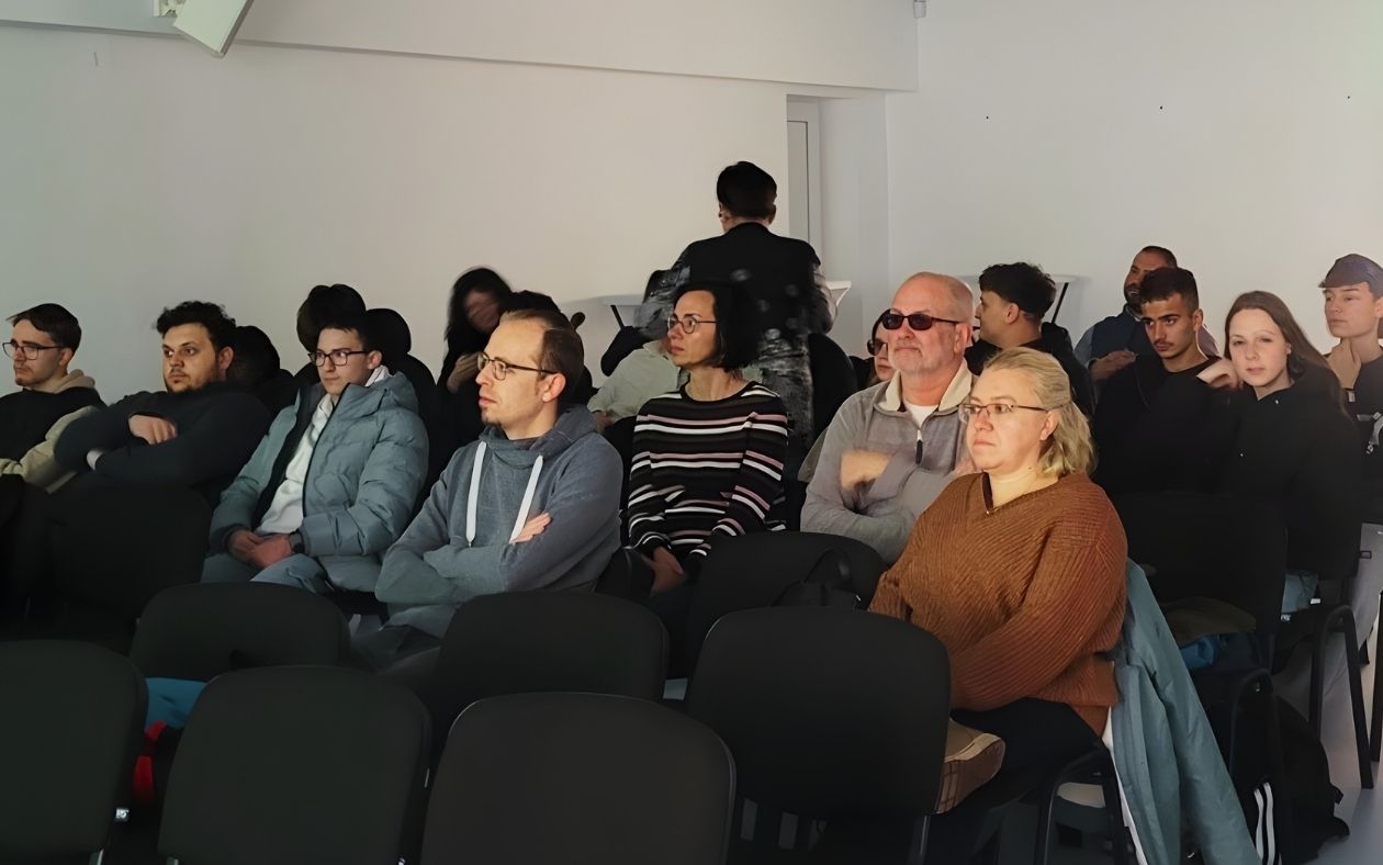 Научният секретар на ИФТТ-БАН и ръководител на лабораторията, доц. дфн Карекин Есмерян изнесе лекция на гостите.