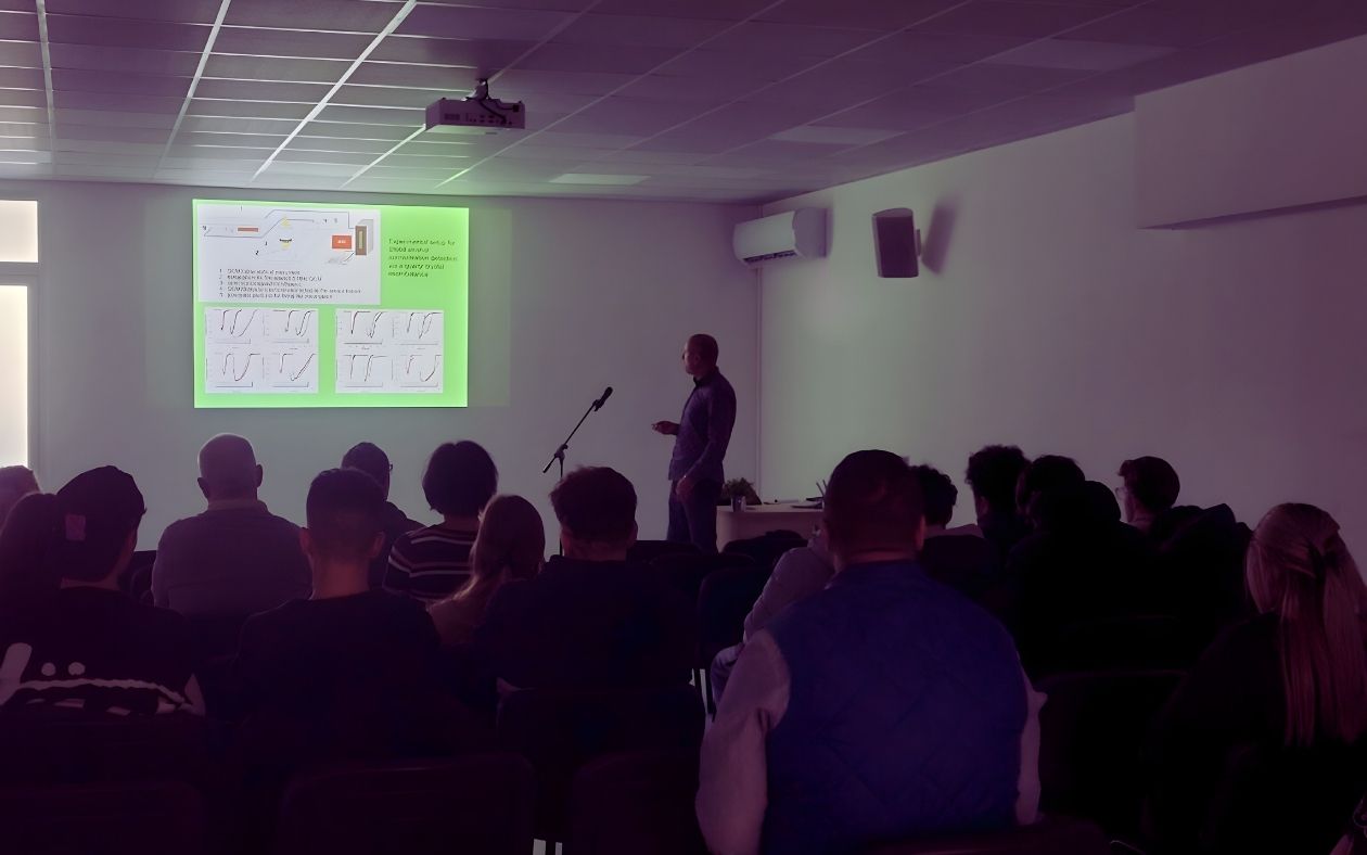 Научният секретар на ИФТТ-БАН и ръководител на лабораторията, доц. дфн Карекин Есмерян изнесе лекция на гостите.