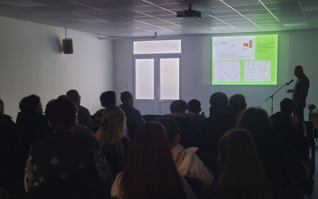 Научният секретар на ИФТТ-БАН и ръководител на лабораторията, доц. дфн Карекин Есмерян изнесе лекция на гостите.