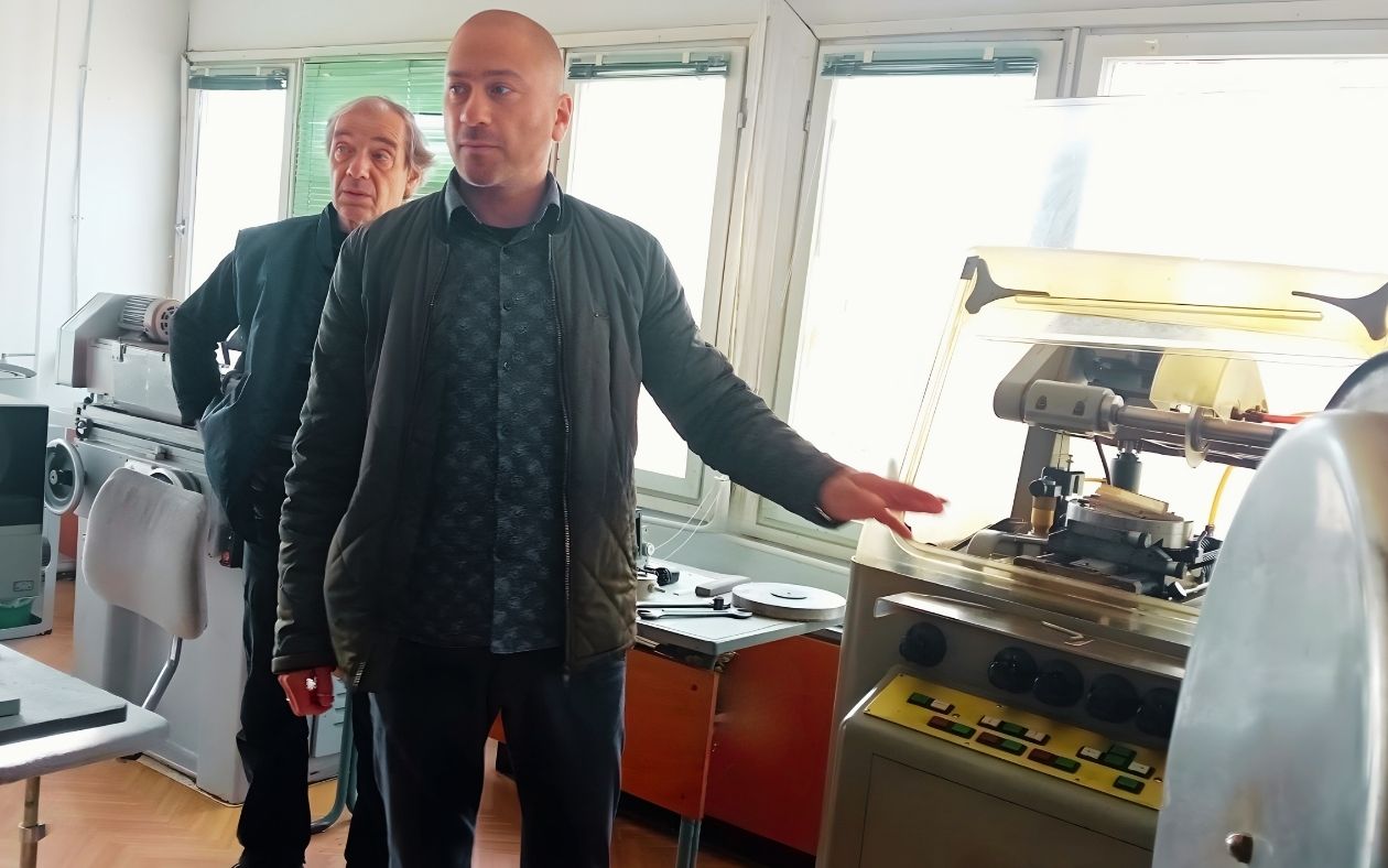 Гимназистите посетиха лаборатория Акустоелекторника на ИФТТ-БАН