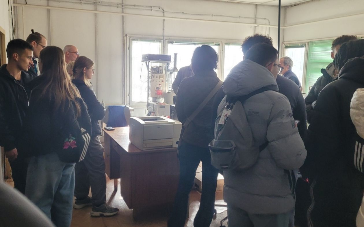 Гимназистите посетиха лаборатория Акустоелекторника на ИФТТ-БАН