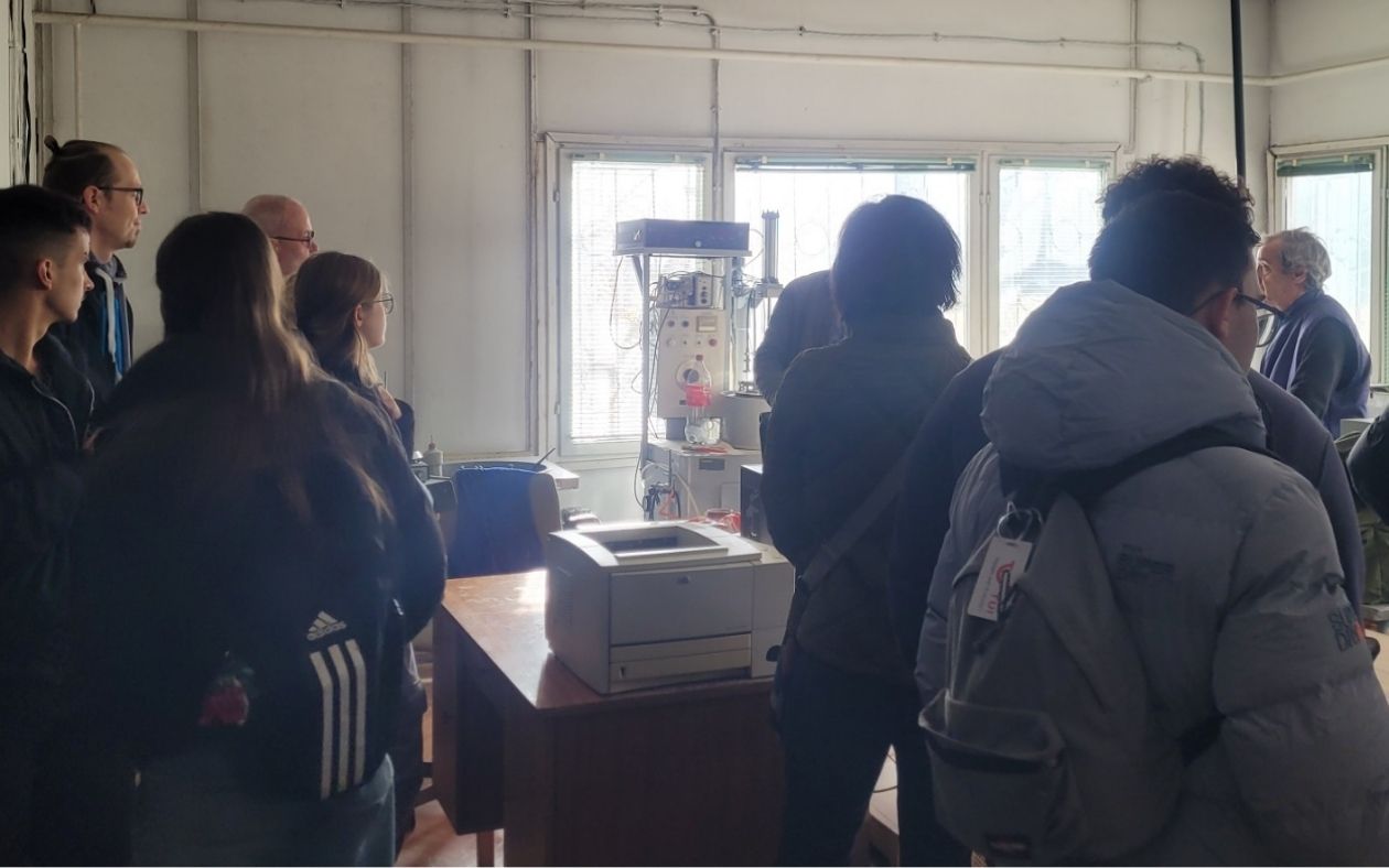 Гимназистите посетиха лаборатория Акустоелекторника на ИФТТ-БАН