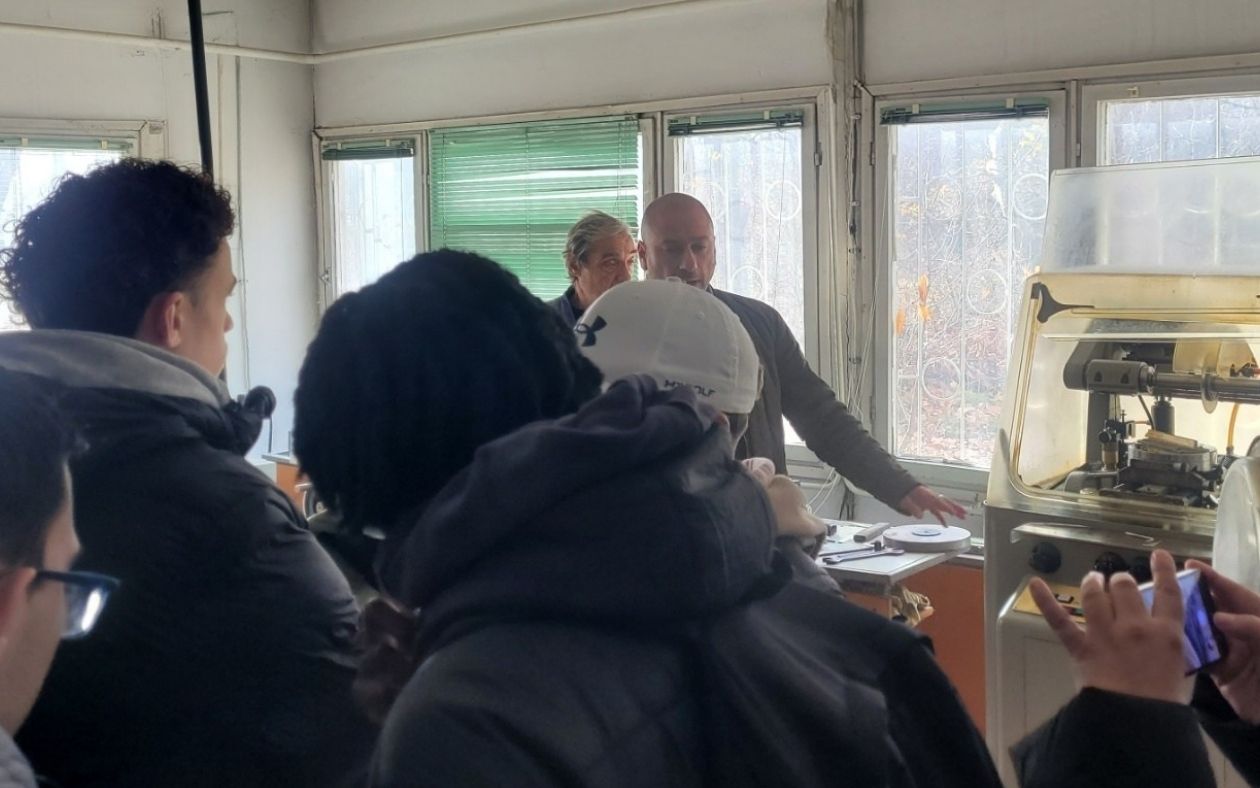 Гимназистите посетиха лаборатория Акустоелекторника на ИФТТ-БАН