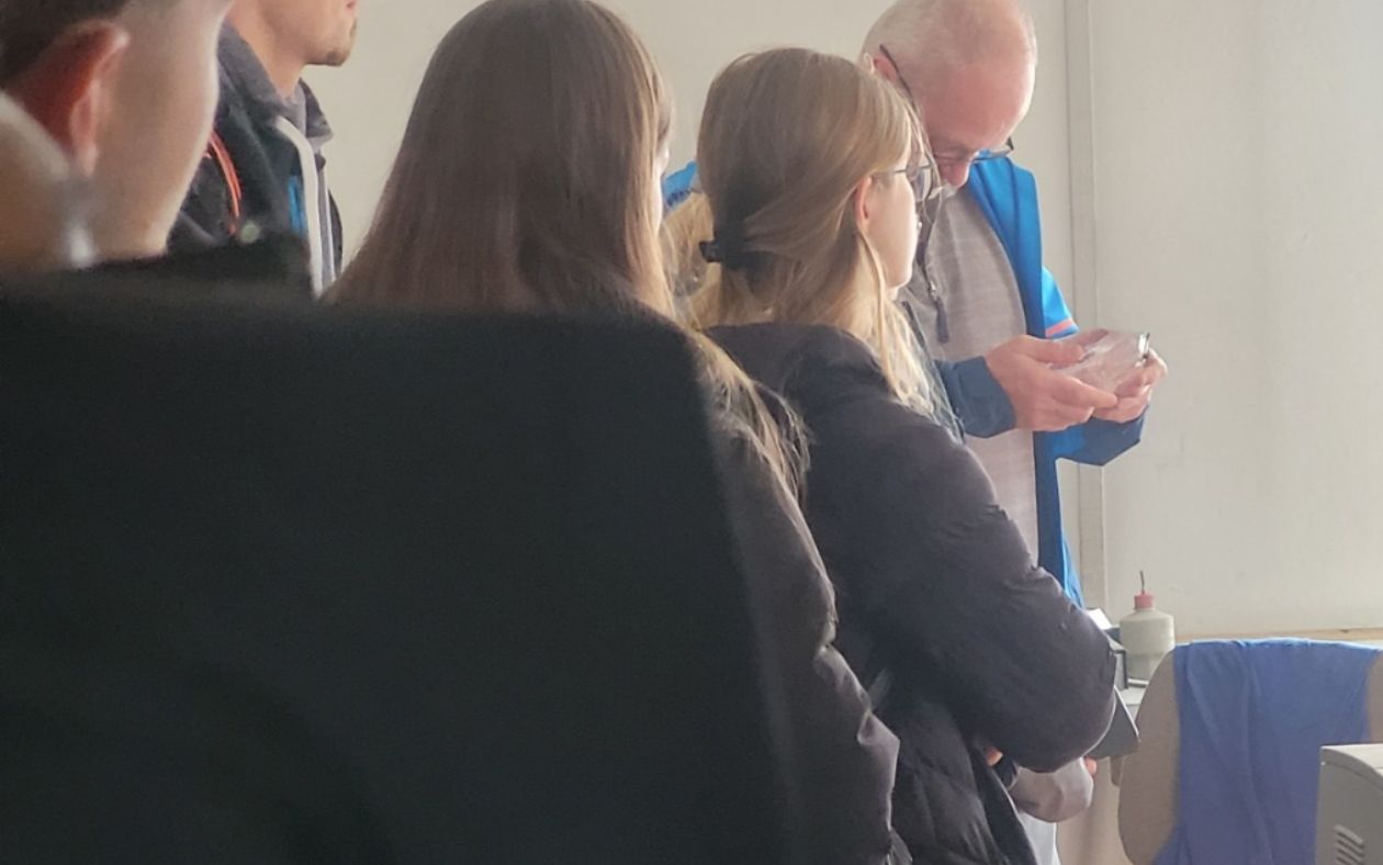 Гимназистите посетиха лаборатория Акустоелекторника на ИФТТ-БАН